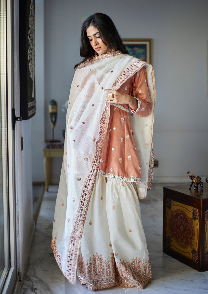 Leila Sharara Set