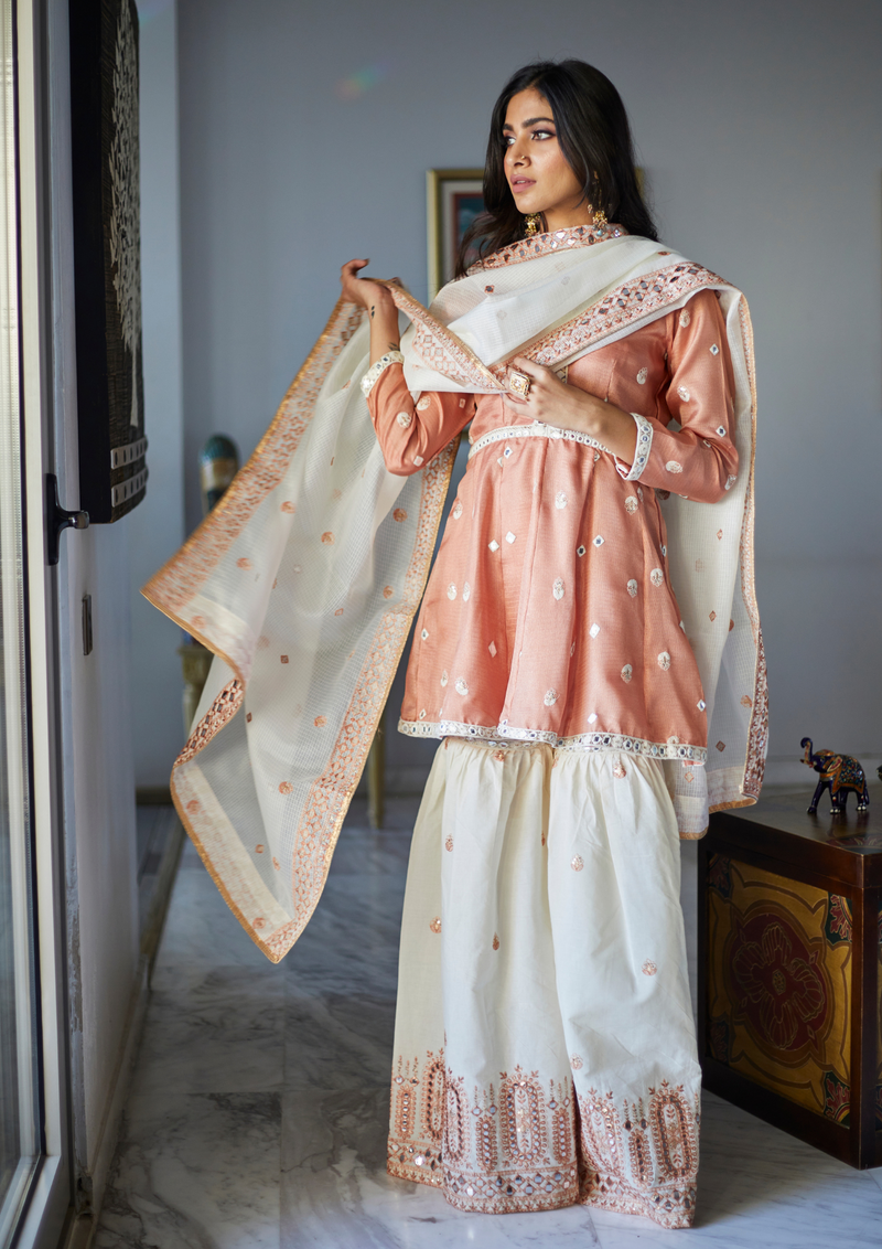Leila Sharara Set